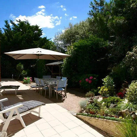 Very Comfortable House Steps From The With Garden And Terrace 度假居